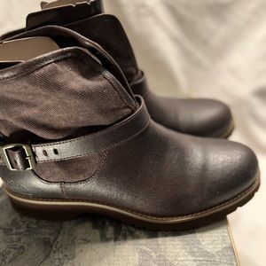 The Northface women’s brown Ballard pull on boots 9.5 New in box
